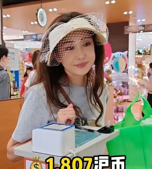 严屹宽老婆买水果:四颗水蜜桃222,一串葡萄114,评论区炸锅!