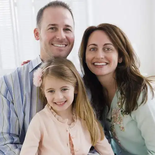 西方人,儿童,中年人,三个人,家庭,夫妻,母亲,父亲,女儿,笑,微笑,露齿