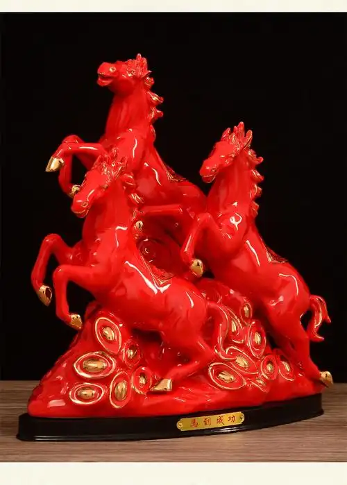 陶瓷生肖马摆件红色瓷器三马到成功工艺品办公室礼品立身白色素瓷无