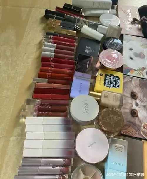 现在人是去上大学还是干啥的?表妹开学背一堆化妆品去学校