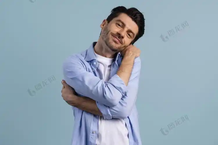 男人拥抱自己展现自爱的正面图图片素材-编号00263385-图龙网