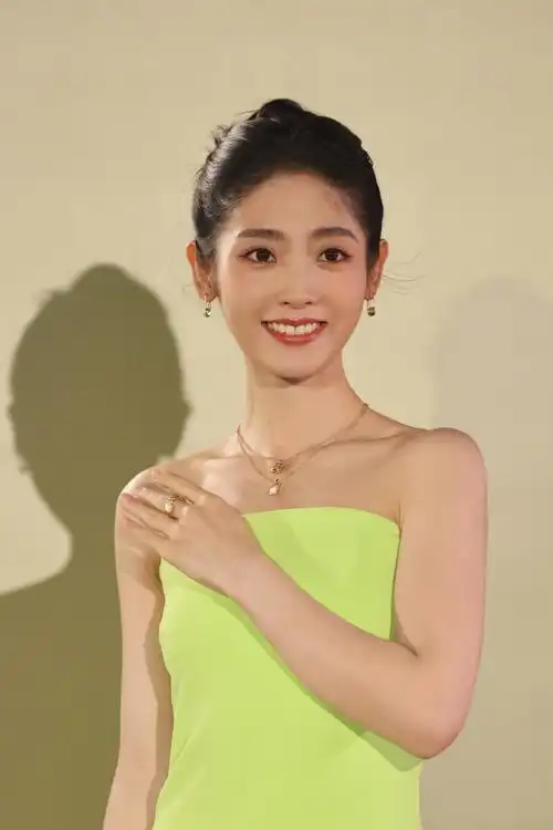 邢菲活动怼脸状态##邢菲绿色抹胸高开叉长裙