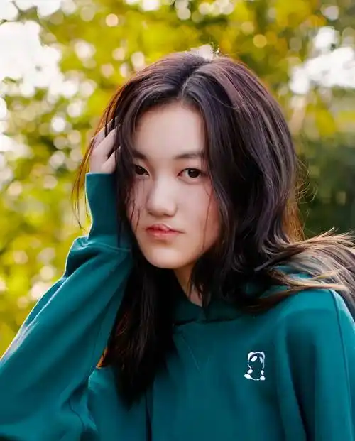 王菲女儿李嫣参加同学聚会,17岁穿皮草妆容精致,自信气质引热议_声音