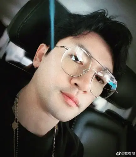 苏有朋穿牛油果绿短t配格子衬 戴圆框复古眼镜显潮范儿