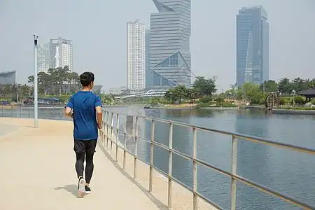 栏杆风景户外跑步的男青年背影背景