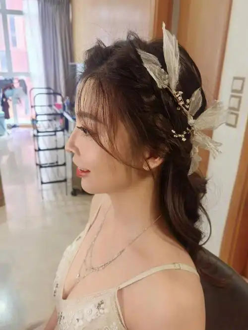 最近的女孩子都喜欢半披编发吗