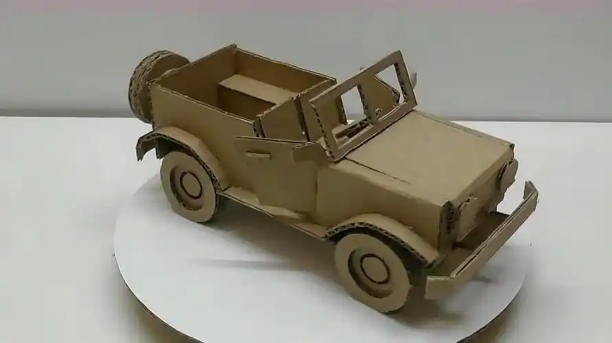 手工达人用废旧纸板制作了一辆简易吉普车,完成后小朋友羡慕不已