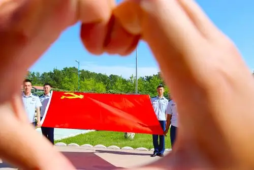 我和党旗同框丨最红的党旗最美的合影