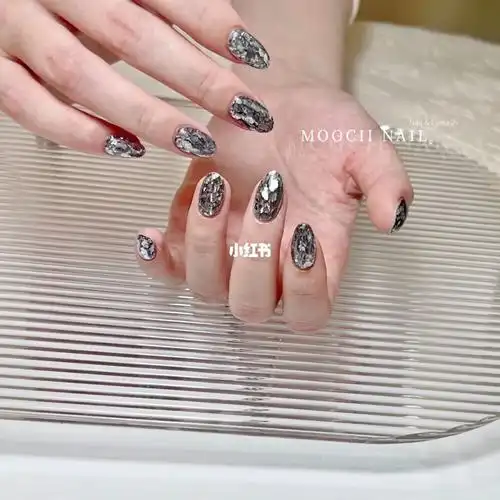 银色酷炫美甲进行到底!银色亮片绝绝子