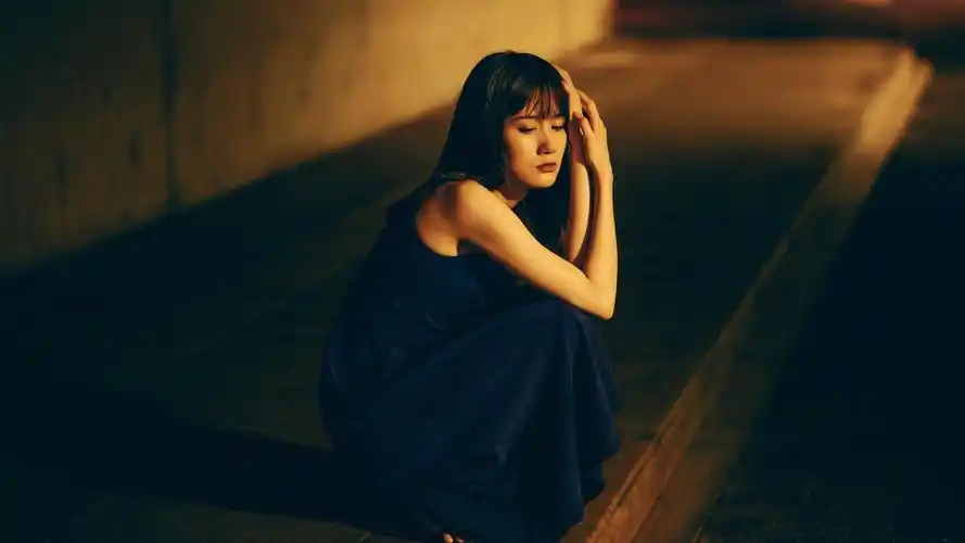 失恋非常难过的伤感女孩