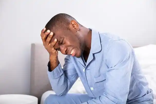 睡觉的时候,经常会莫名的出现流汗的现象,不仅出现流汗而且浑身无力