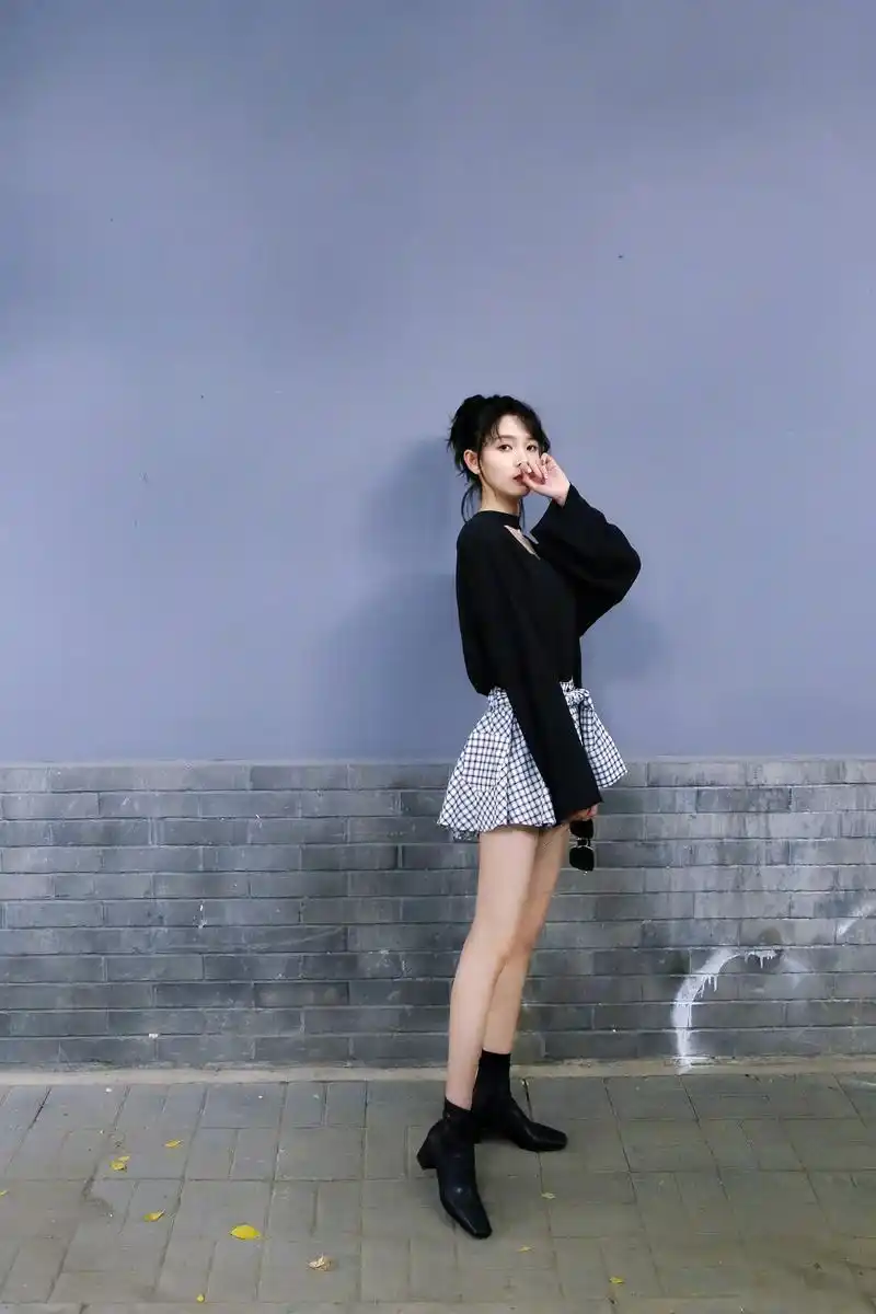 陈瑶sebrina秋日街拍大片,红唇亮眼,长腿吸睛,还是一如既往的美啊