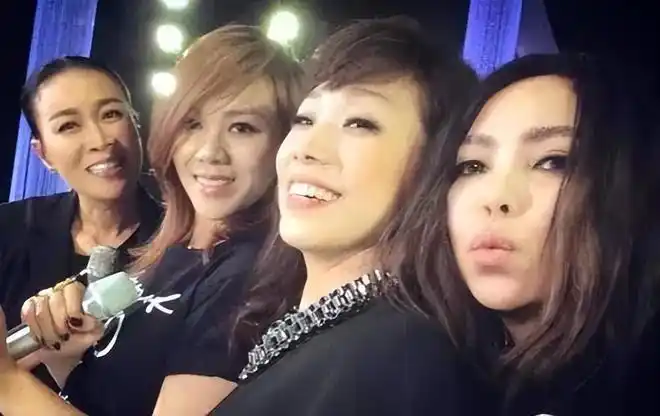 回想2011年,那英和好姐妹蔡健雅,张惠妹出门吃日本料理,同行的还有