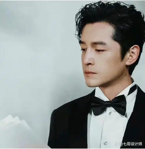 胡歌这些年的发型变化确实相当有趣且多样化,可以说是他个人形象转变