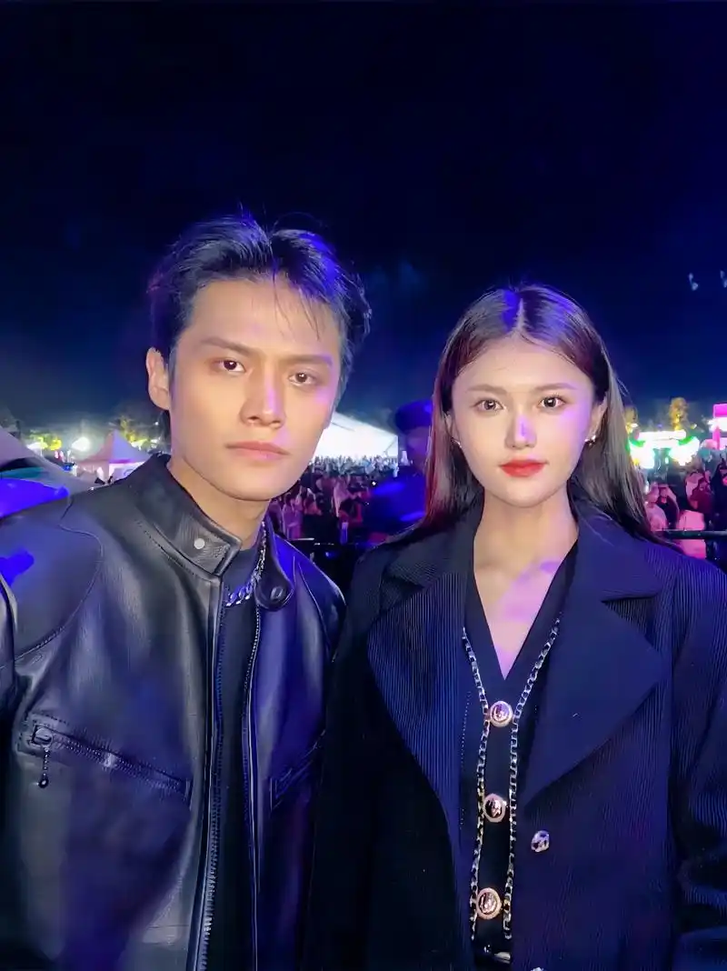 小杨哥携手小杨嫂现身仙桃音乐节,有细心的网友发现小