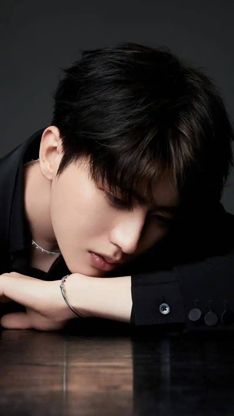 演员蔡徐坤,c位出道,唱跳俱佳,认真敬业,来看帅照