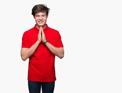 男人双手合十图片