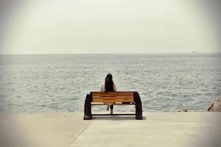 晕女孤独的女人照片