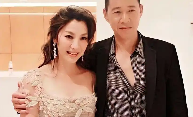 可能是年龄越来越大了,也可能是霍凡的劝解有了作用,总之,张丰毅对待