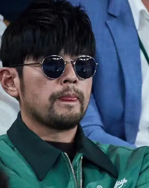 从网友分享的照片来看,周杰伦与昆凌两人打扮低调,穿搭造型属于休闲