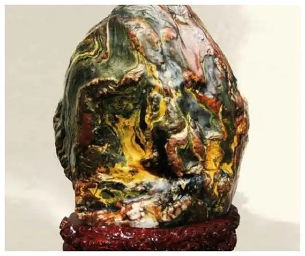 的价格买走了一块2吨重的金沙彩玉石,后来被中国收藏奇石专家估价为1