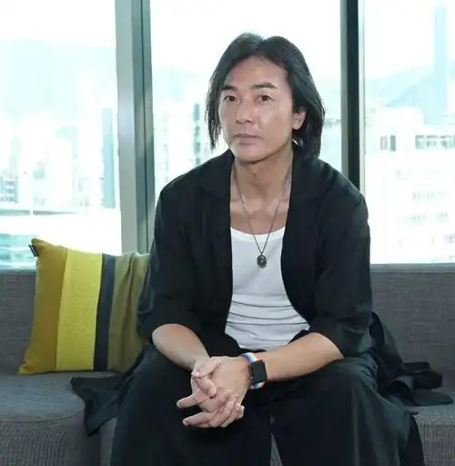 郑伊健探望年迈母亲细心推轮椅,妻子蒙嘉慧移居日本不能一同尽孝_腾讯