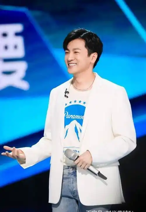 苏有朋节目造型好随性,西装配毛衣年轻活力,留中分卷发不像46岁_衣品