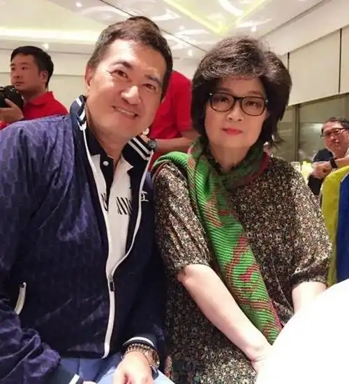 71岁的徐小凤真放的开,化大浓妆还卷发,一点不把自己当老年人!