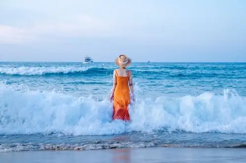 蓝色大海美女背影图片