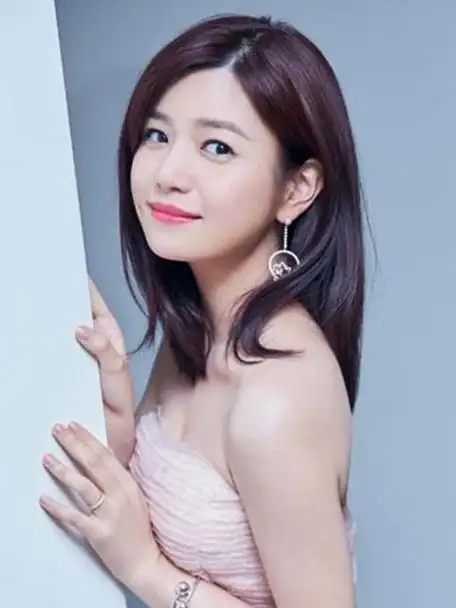 39岁陈妍希宣布复工晒照穿短裙皮肤白皙状态佳嘟嘴卖萌似少女