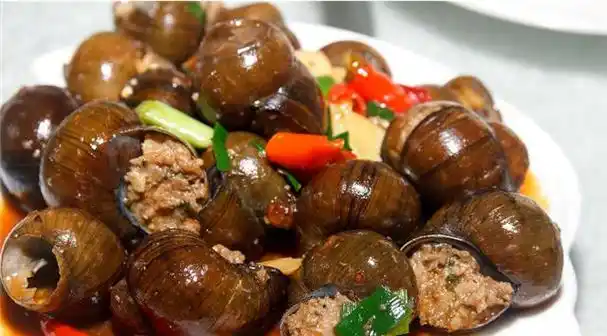 桂北地区柳州螺蛳粉,阳朔田螺酿,全州黄焖禾花鱼,荔浦芋扣肉,桂林荷叶