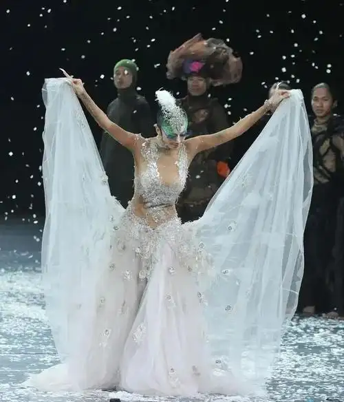 杨丽萍演出照片曝光!与男徒弟亲密互动,尺度之大令人咋舌