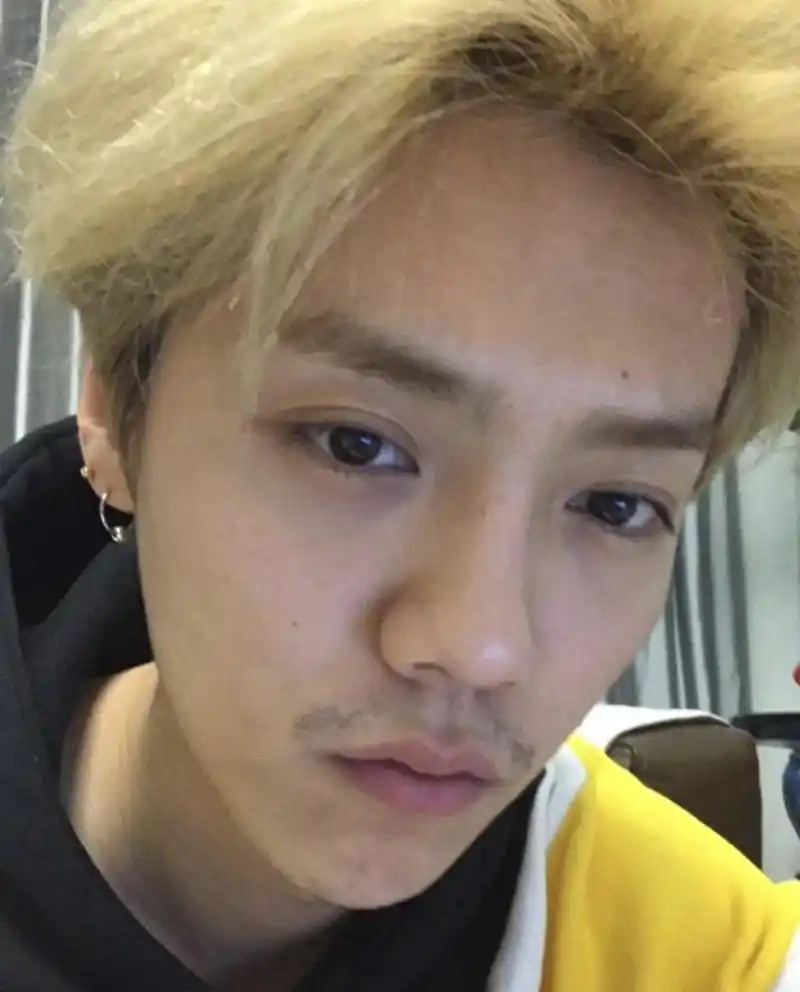 近日,鹿晗在个人社交账号更新一组"库存"自拍照,照片中,鹿晗胡子拉碴