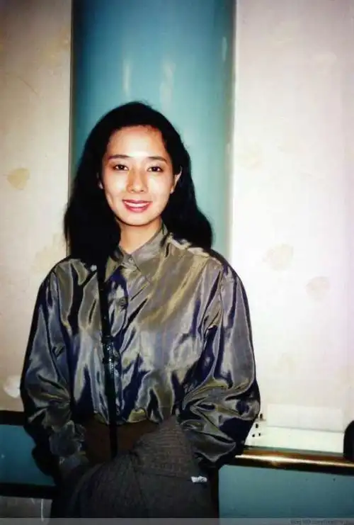 张国荣前女友现身撞脸梅艳芳留短发涂红唇穿黑色阔肩装显高贵