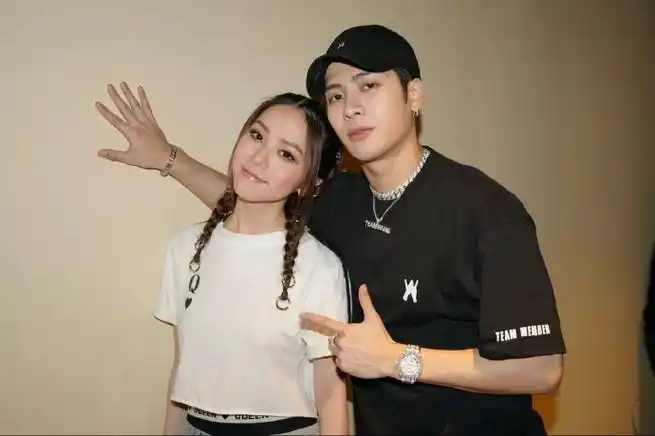 国外爆火,国内"销声匿迹",王嘉尔和邓紫棋,早已开启新赛道