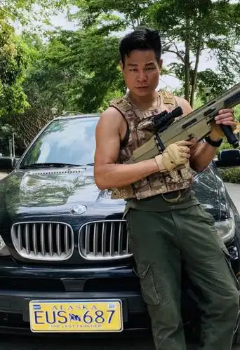 香港武打明星李威龙卖自己的豪车豪宅拍电影圆爱国梦