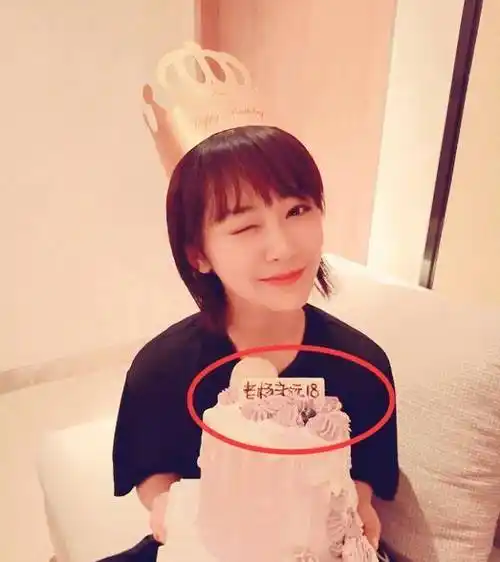 原创杨紫晒28岁生日照蛋糕上的六字引热议暴露目前感情现状