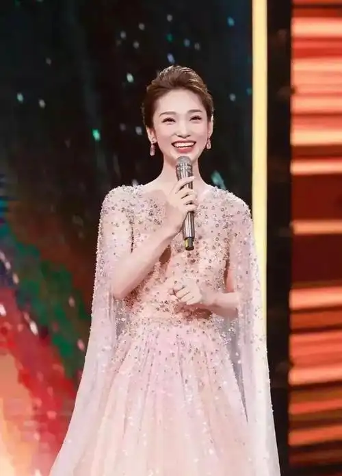 这是我见过最有气质的主持人!不仅优雅大气,穿搭也很高级