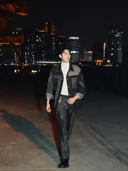 终于看到王鹤棣的lv全身图了