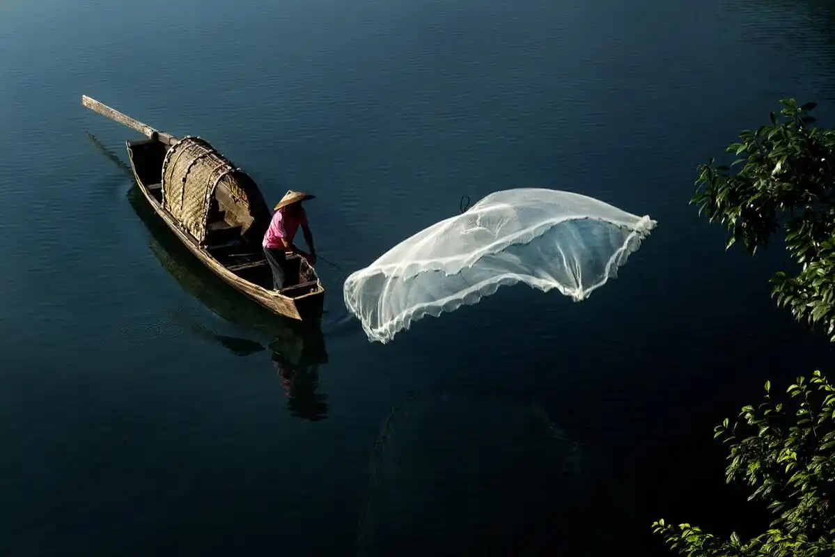 《撒网》湖南小东江,早晨渔夫在撒网. - 天天乐也乐 - 图虫