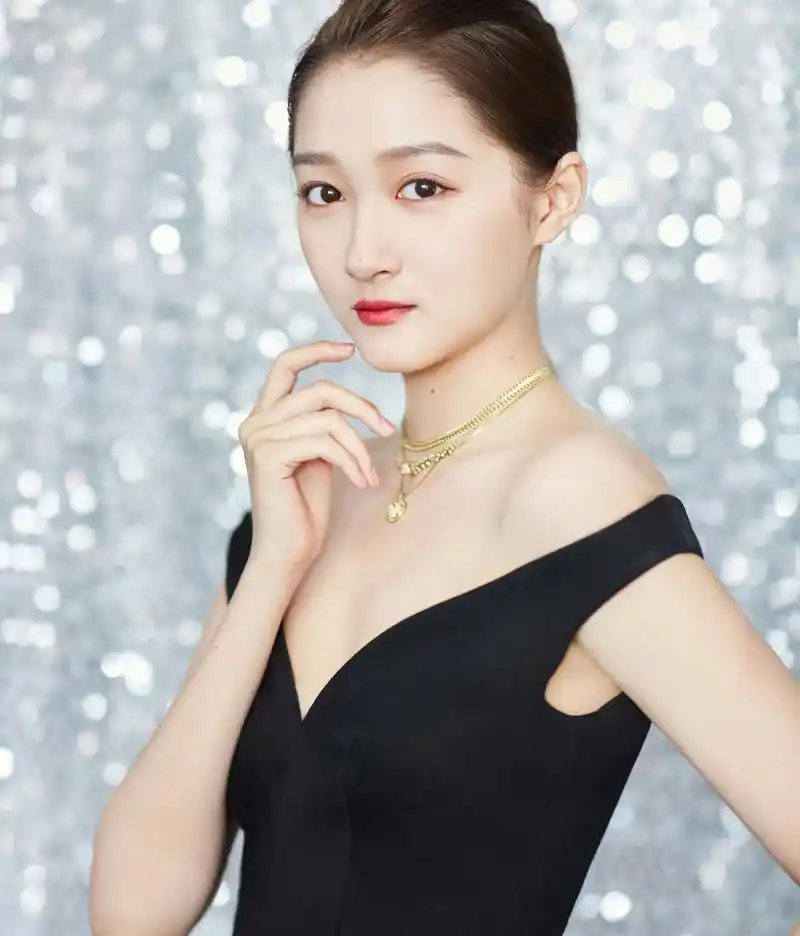 九头身大长腿的关晓彤竟然输给了同龄的她,造型师的问题?