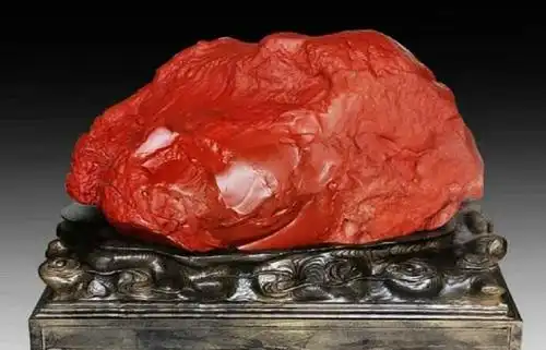 主要由玉髓和自生石英组成,带有氧化铁及有机质混入,故常呈红色,棕色