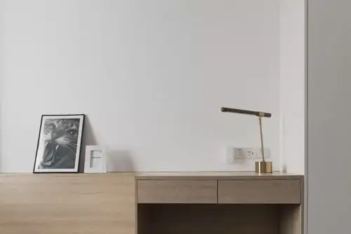 增加精致感   书桌的抽屉收纳屋主收集的香薰蜡烛,保持桌面整洁,纤尘