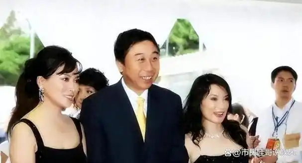 冯巩藏了40年的老婆竟是她,肤白貌美,穿衣贵气不输女星