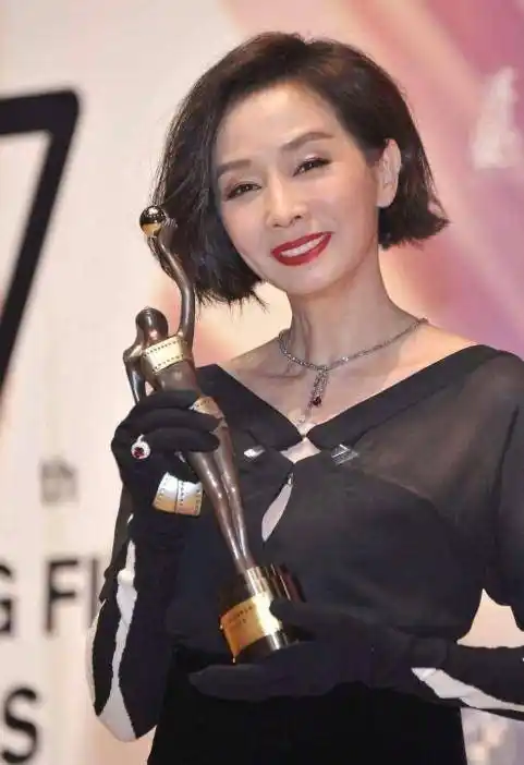 原创61岁还敢晒时尚照冻龄影后毛舜筠身材火辣大长腿吸睛