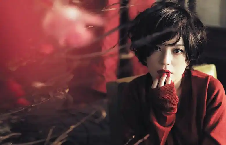 赵薇惊艳红装迷人微笑 短发尽显纯熟气息