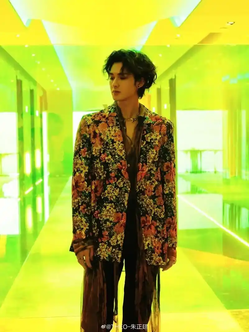 朱正廷 身着#mithridate 繁花刺绣西服外套,亮相 - 抖音