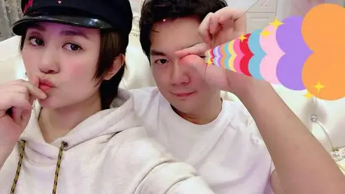 马丽情人节晒与小11岁老公自拍 卖萌比心甜蜜撒狗粮