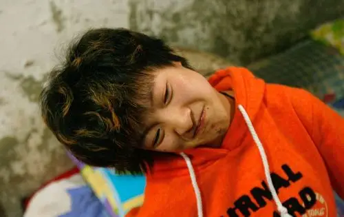 坚强残疾女孩儿用双脚洗衣做饭照顾失明瘫痪的母亲感动许多人