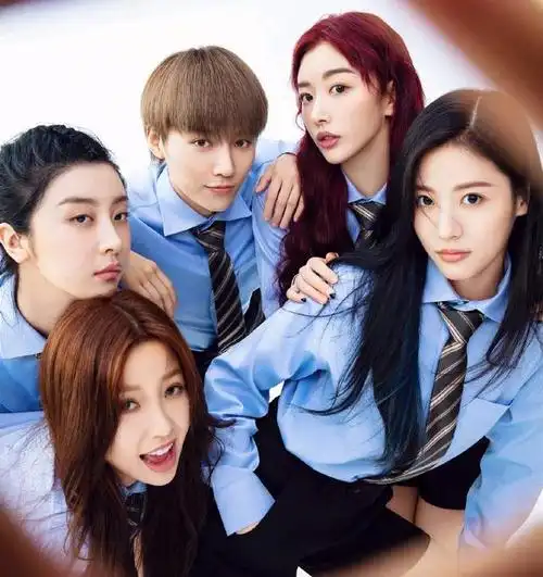 《青春有你2》学员毕业照,刘雨昕坐c位,学员造型青春靓丽